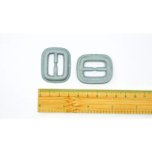 Přezka plastová opasková 22 mm sv. šedá