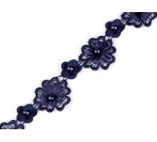 Krajka 3D květ s perlou šíře 30 mm tmavě modrá