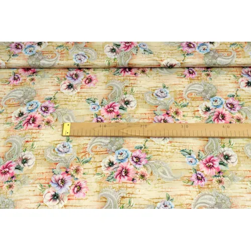 Hedvábí čajová růže na krémové