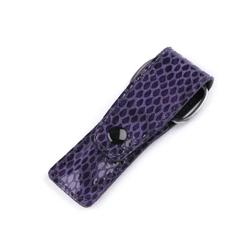 Cestovní manikúra v koženém pouzdře borůvková